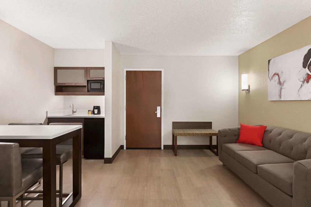 Ramada by Wyndham Suites Orlando Airport 36/56