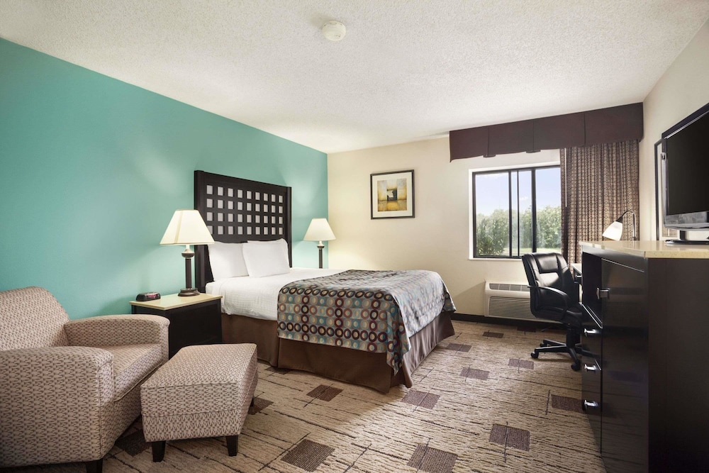 Days Inn by Wyndham Fort Smith 15/29