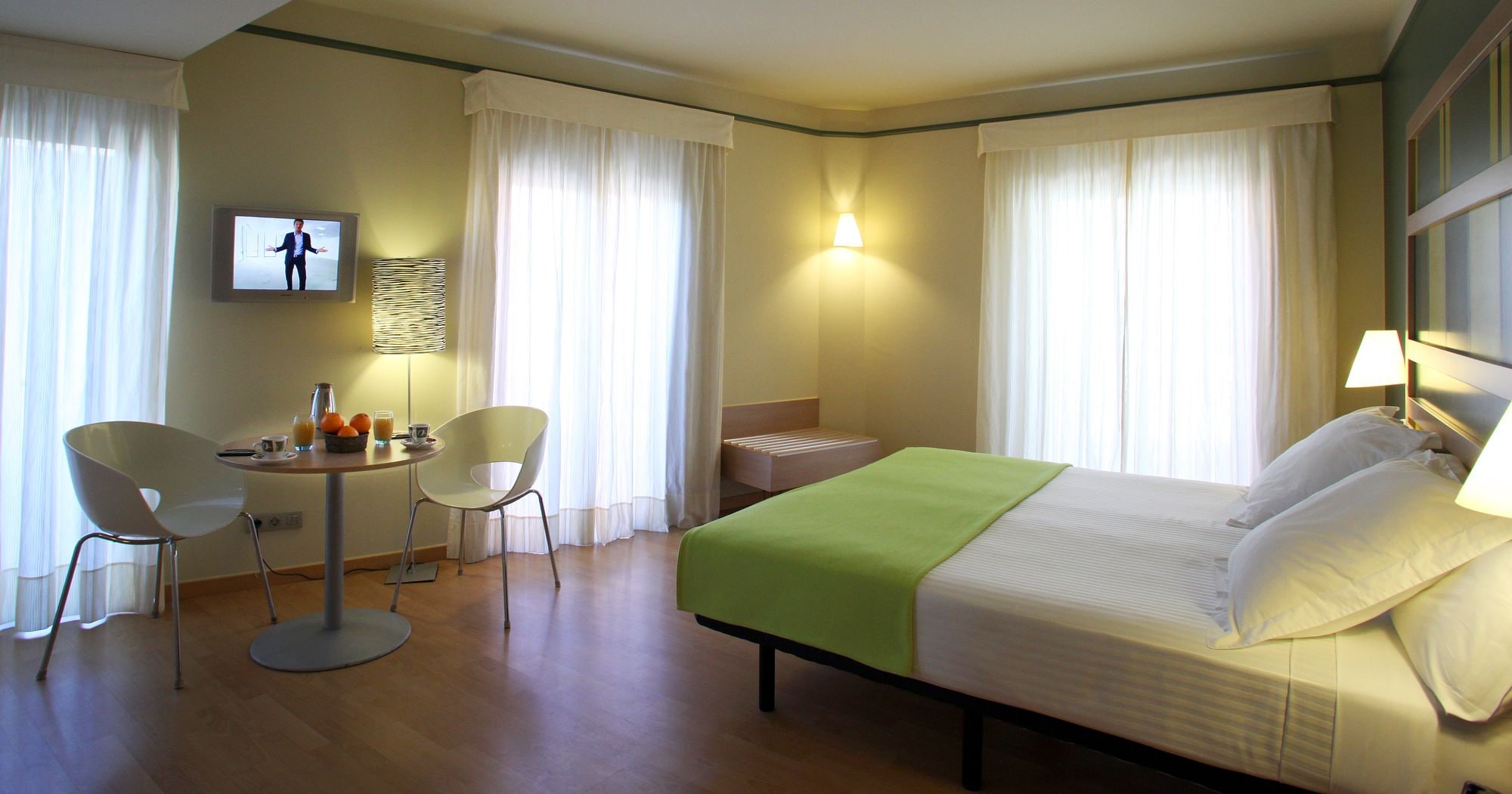 ROOM, SINGLE