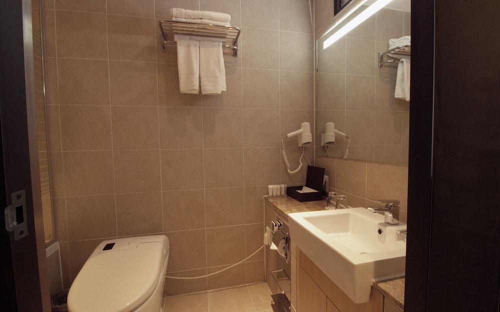 Vella Suite Hotel 50/50