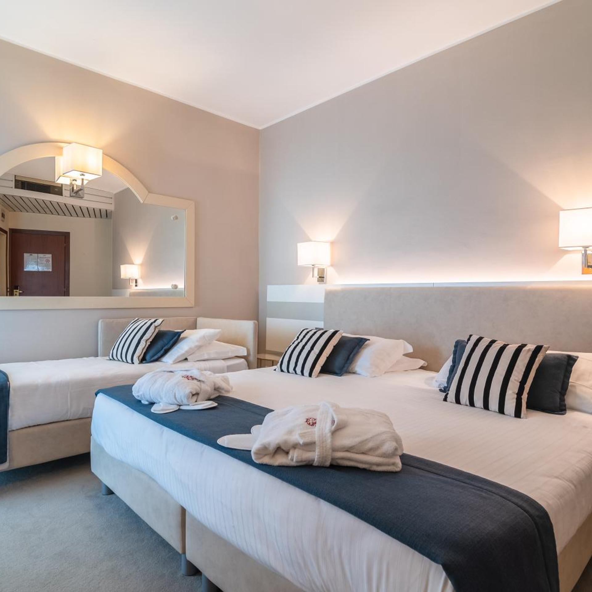 Comfort, Double or Twin Bed, Lateral Side Sea View, Balcony