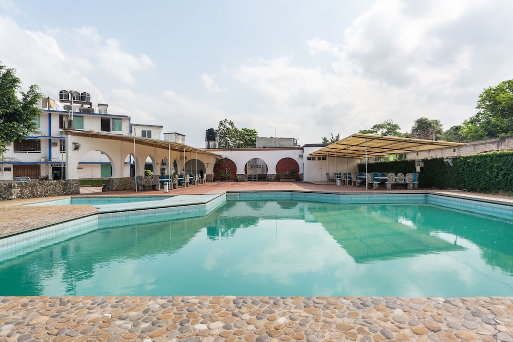 OYO Hotel Casa Blanca 32/35