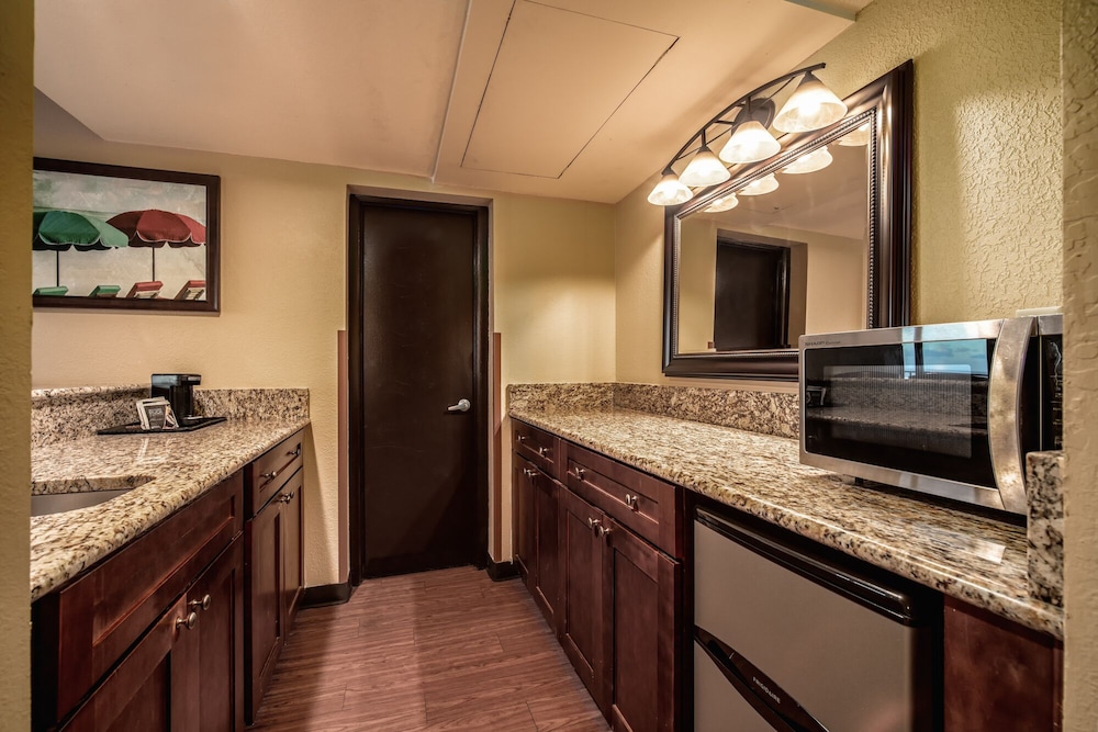 La Quinta Inn & Suites by Wyndham Cocoa Beach Oceanfront 37/54