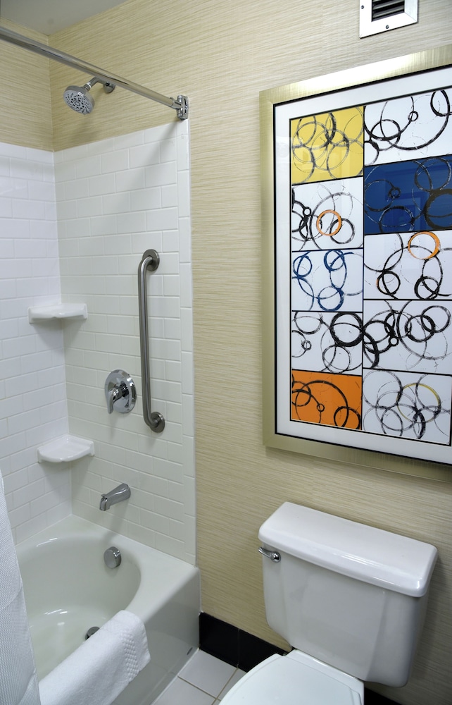 Fairfield Inn & Suites Hartford Airport 34/34