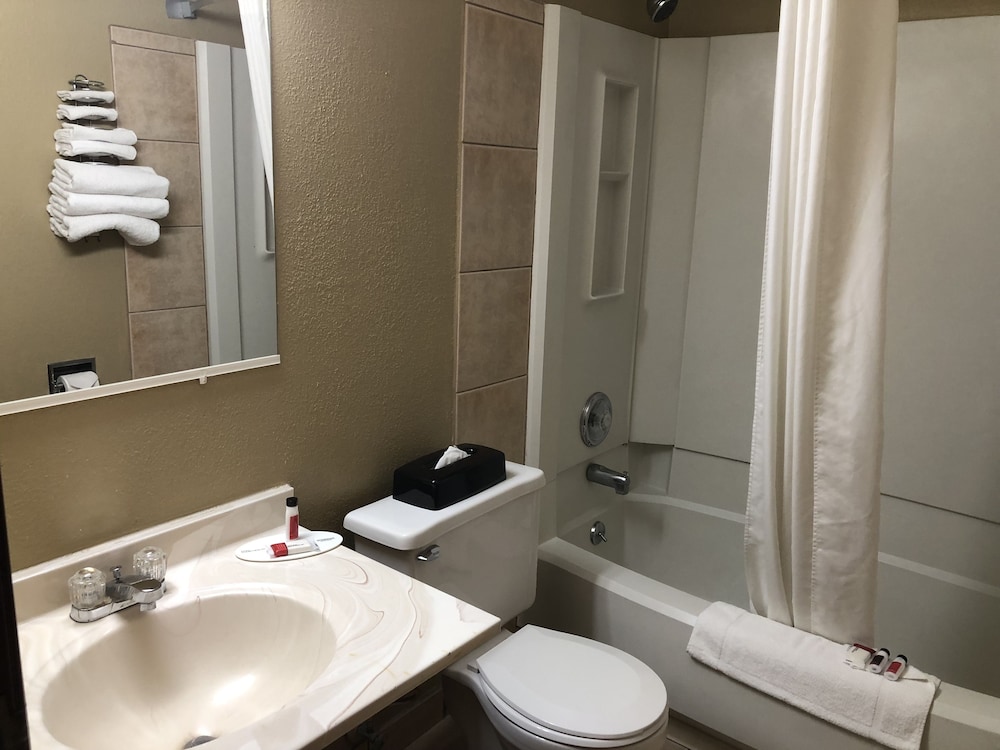 Super 8 by Wyndham Crystal Lake 6/21