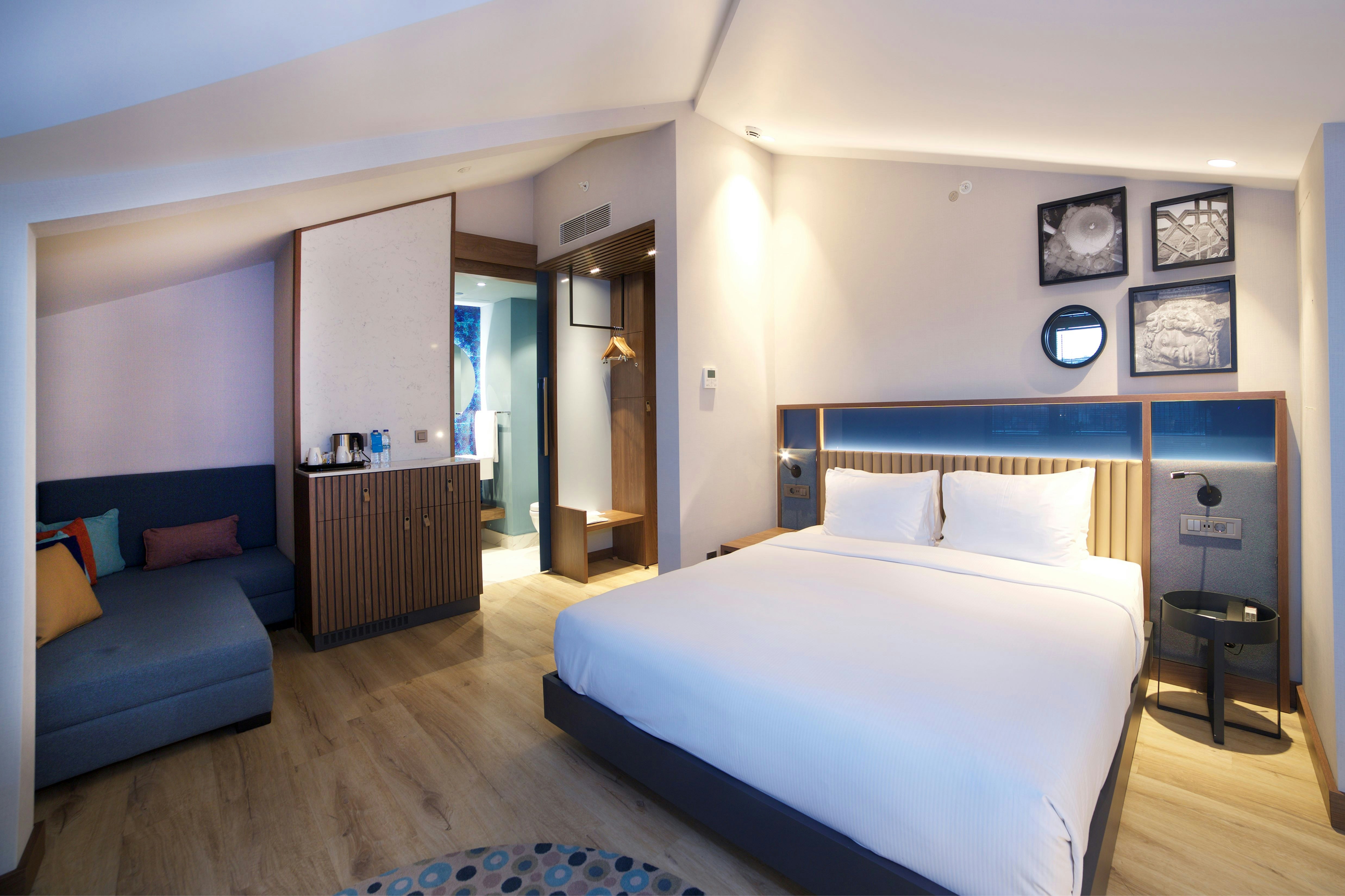 غرفة بسرير كينج بشرفة مع أريكة، Hampton by Hilton Istanbul Old City 3/10