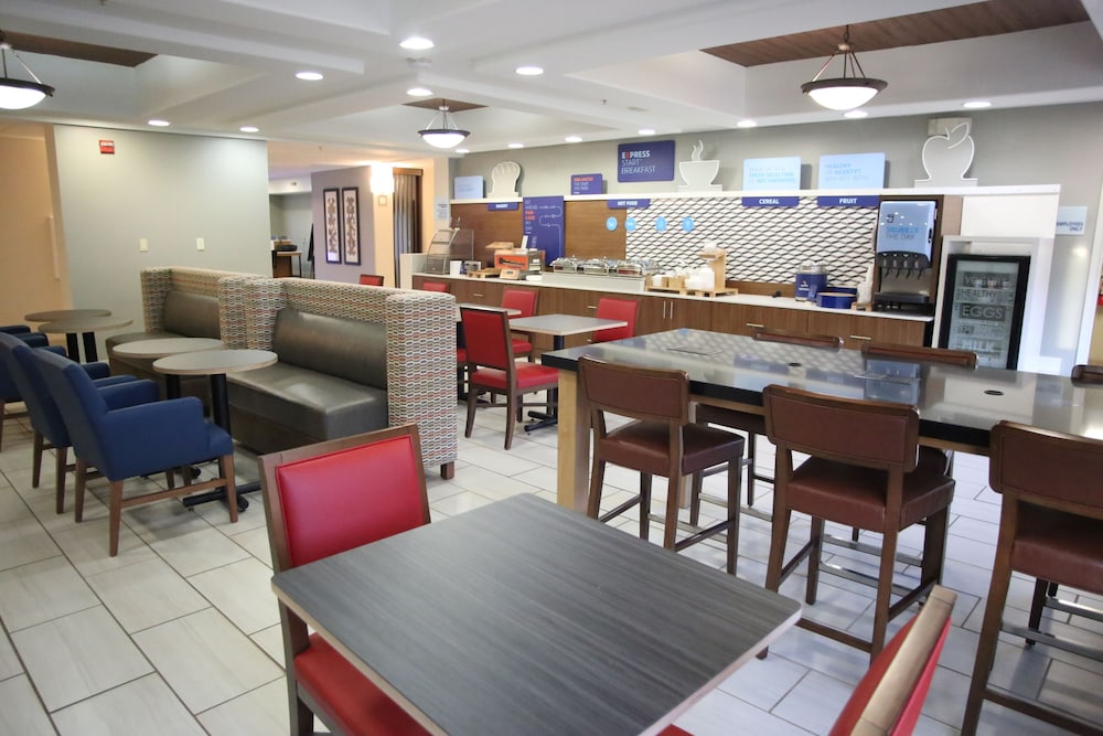Holiday Inn Express & Suites Claypool Hill (Richlands Area) 50/63