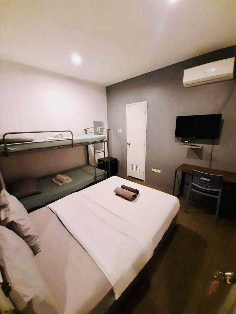 Hometown Hotel Bacolod - Lacson 29/74