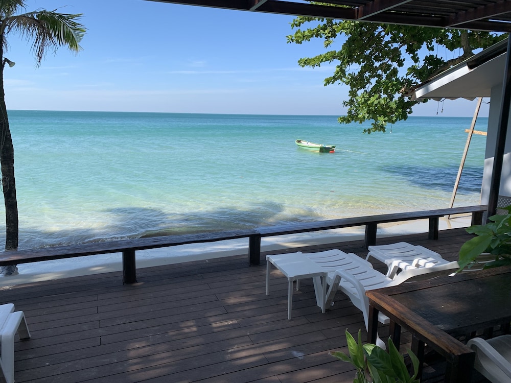 Apple Beachfront Resort 58/69