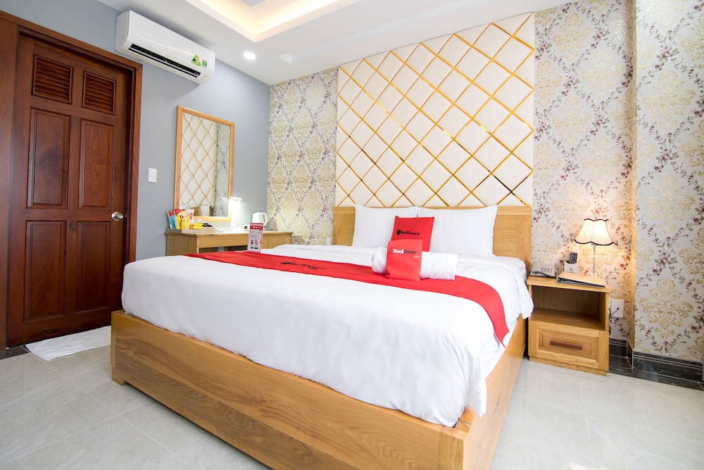 RedDoorz Plus near Tan Son Nhat airport 2 10/50