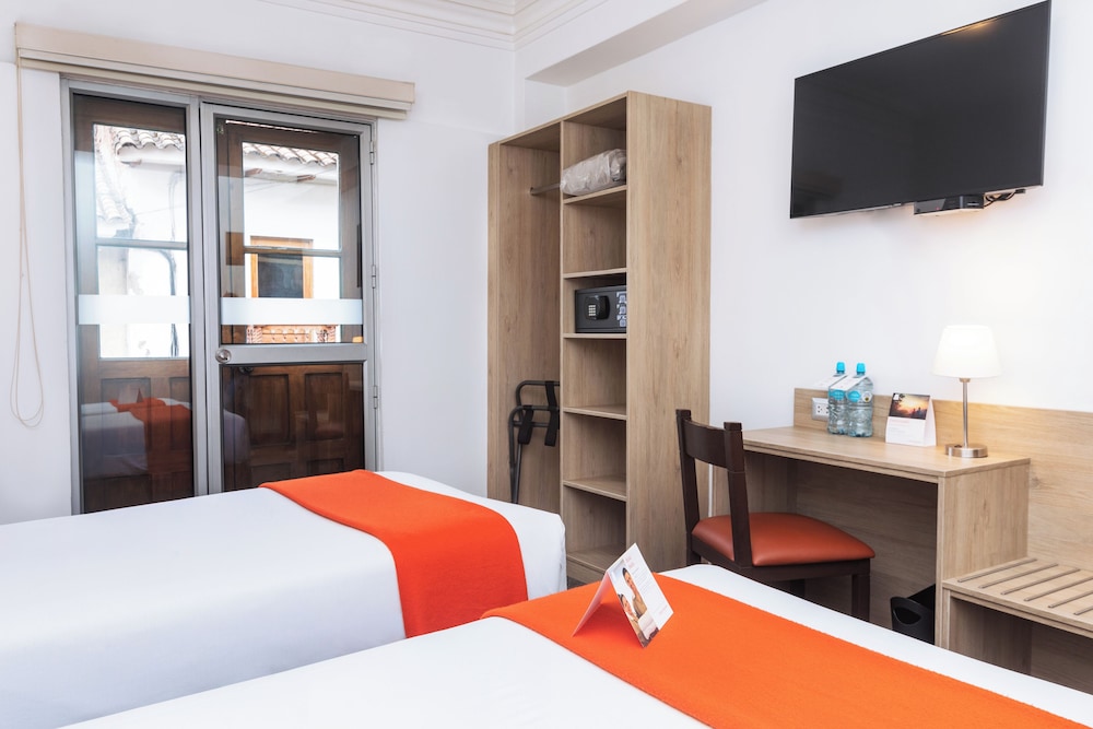 TRADITIONAL, TWIN BEDS, CITY VIEW