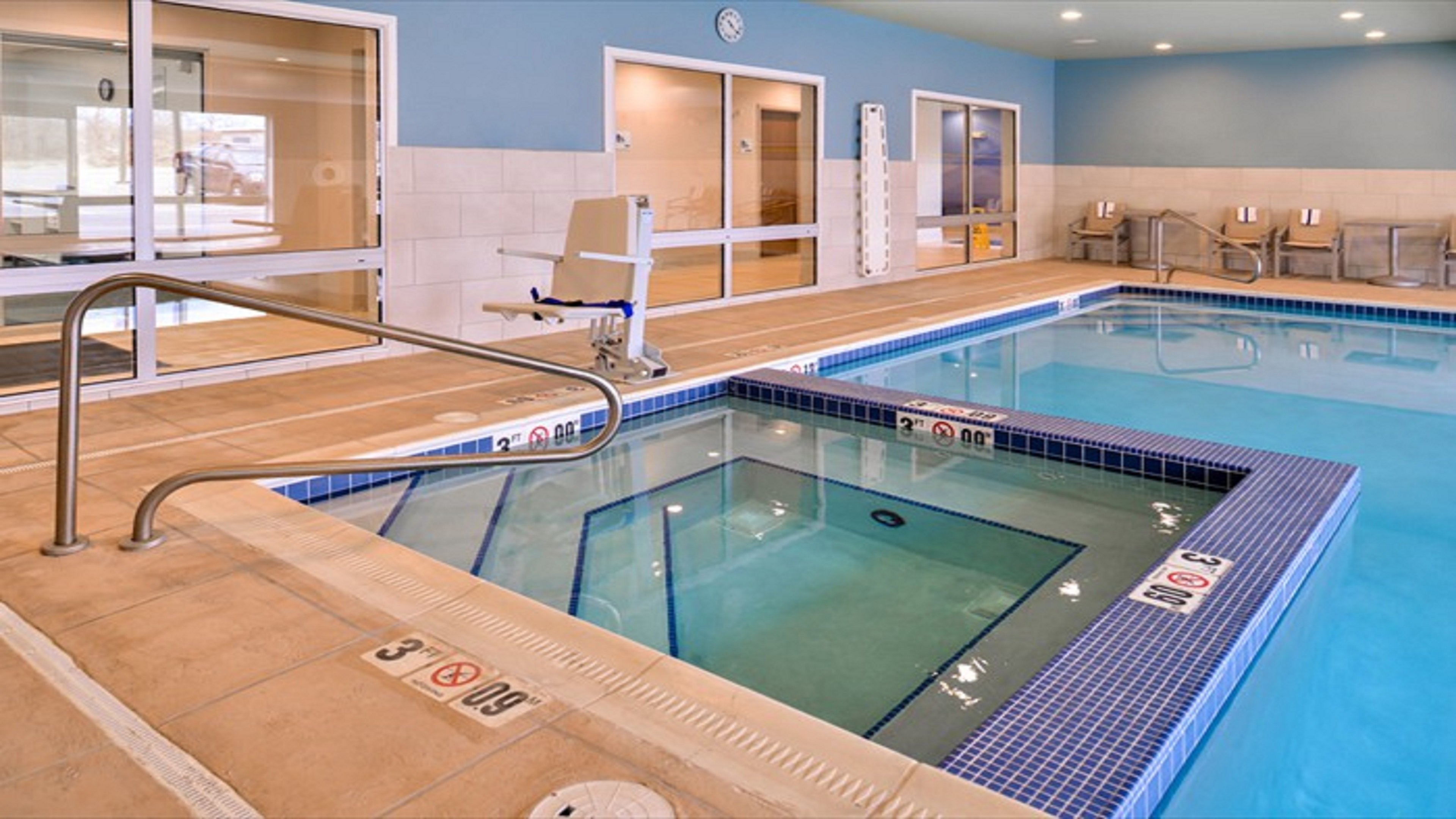 Holiday Inn Express Suites Parkersburg East 31/56