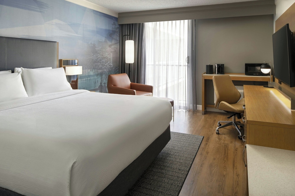 Room, 1 King Bed, Hearing Accessible (Mobility Accessible with Bathtub)