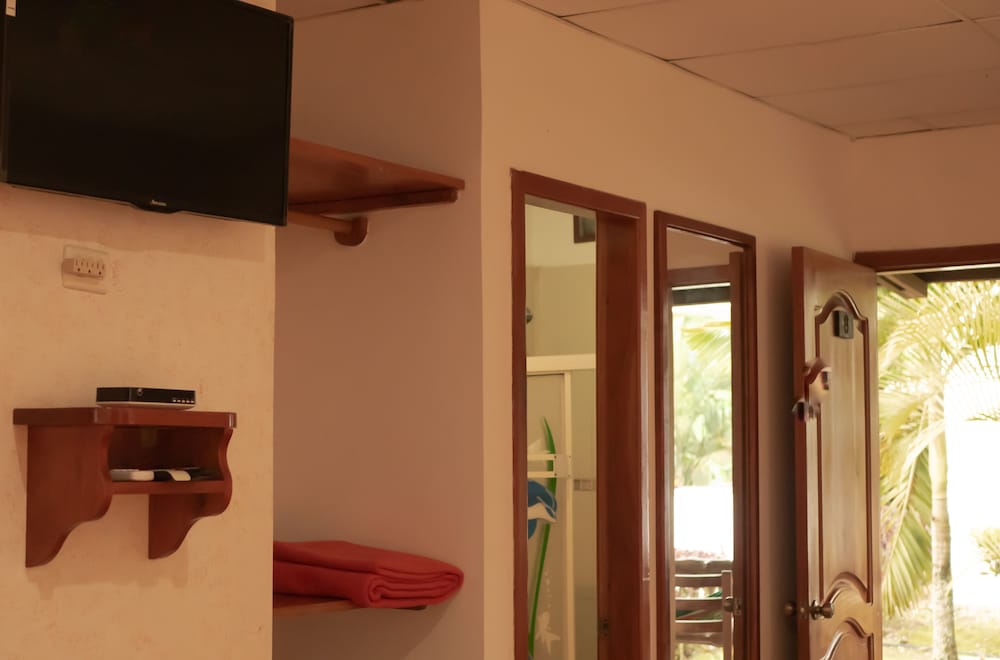 Twin Lodge Galapagos Hotel 46/68