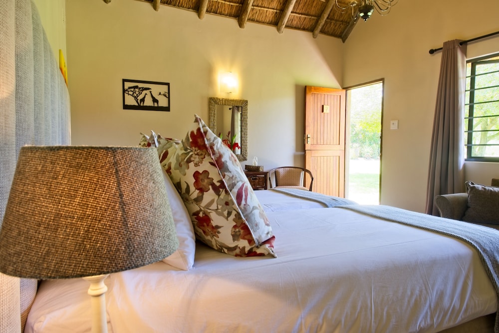 VALENCIA, HUT, QUEEN BED