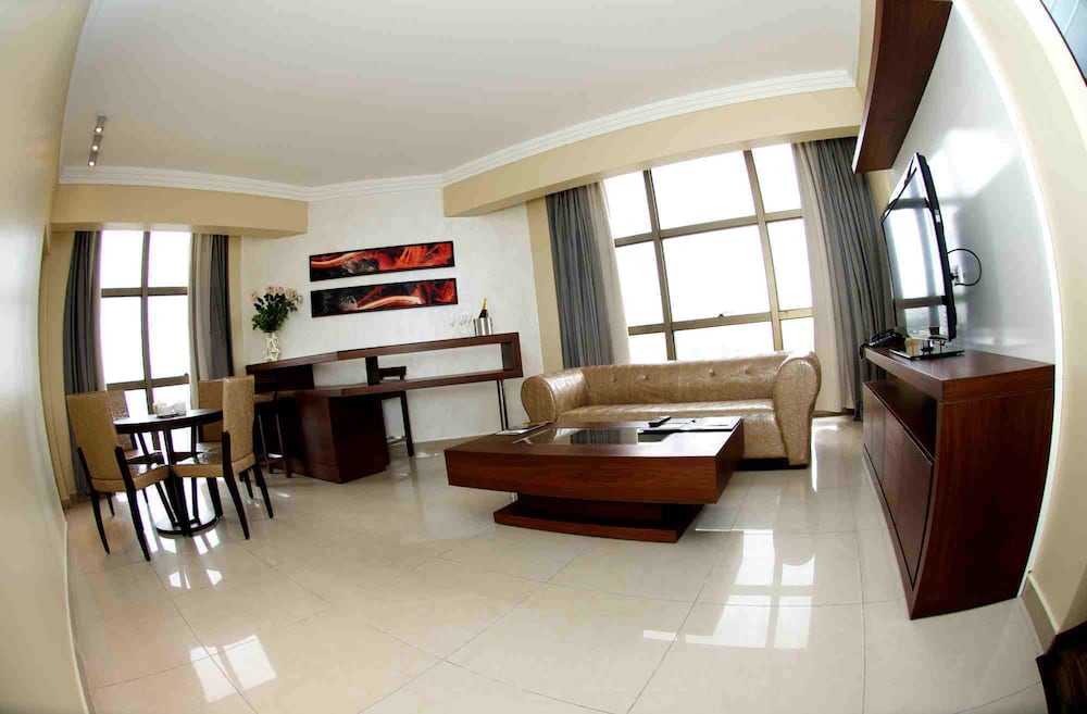 The Avenue Suites 32/46