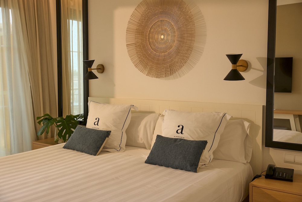 غرفة بريميوم بسرير كوين بإطلالة جزئية على البحر، Almirante Hotel 7/10