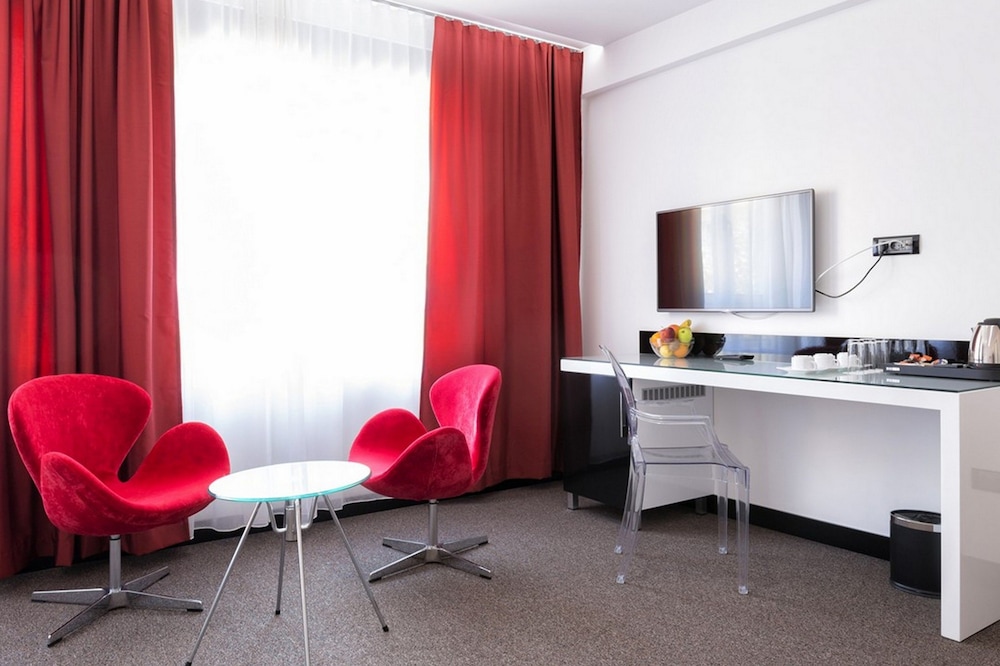 NOVA CITY HOTEL SIGNATURE COLLECTION 44/50