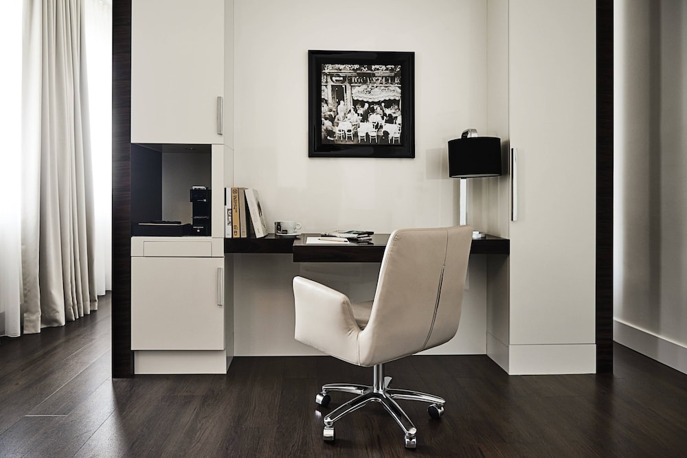 Roomers Berlin, Autograph Collection 42/42