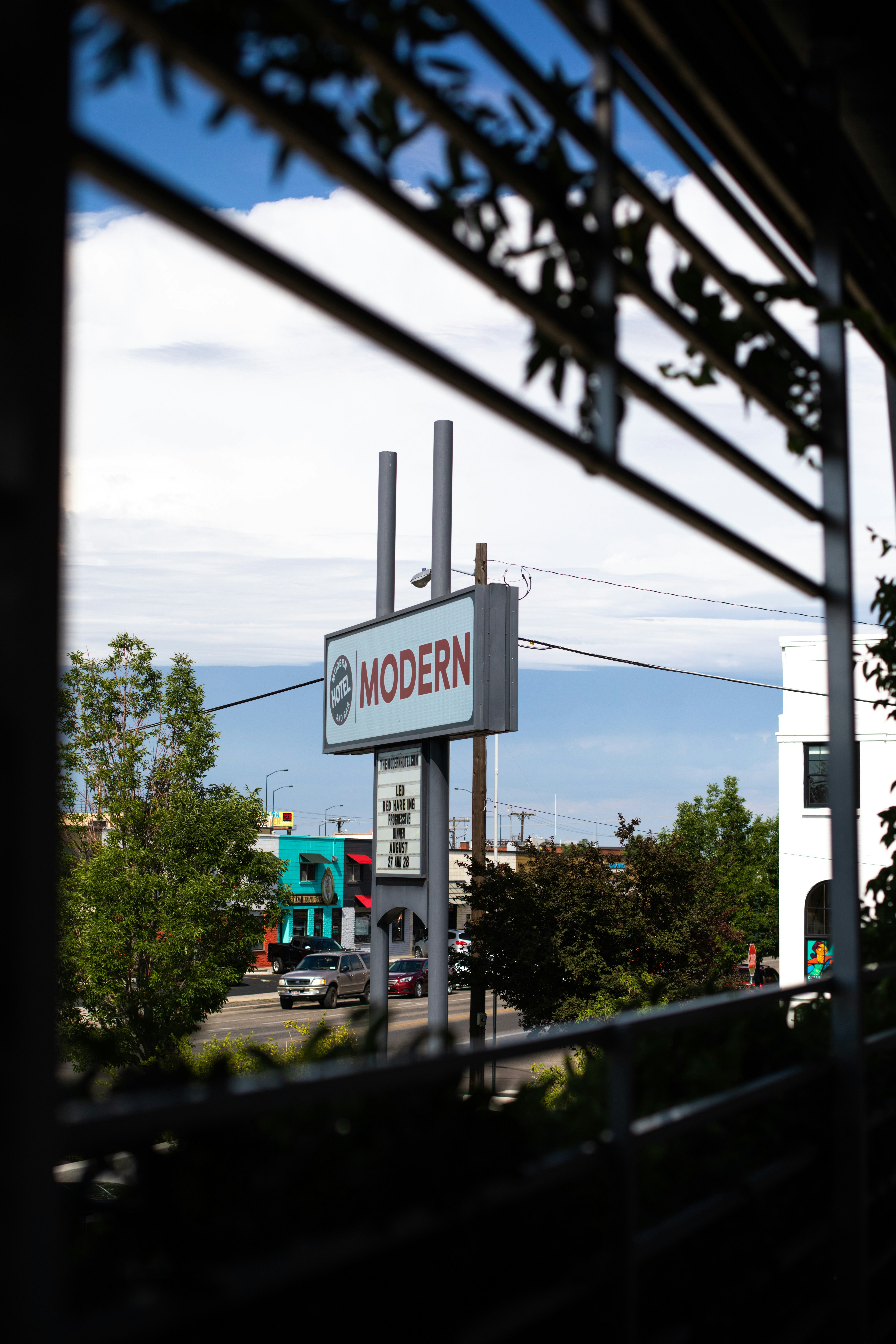 Modern Hotel And Bar 4/48