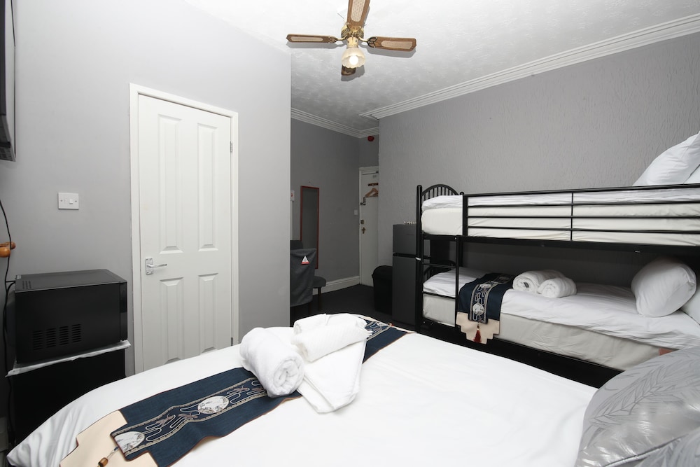 Woodville Lodge Leeds Free Parking Direct Bus to City Centre 16/45