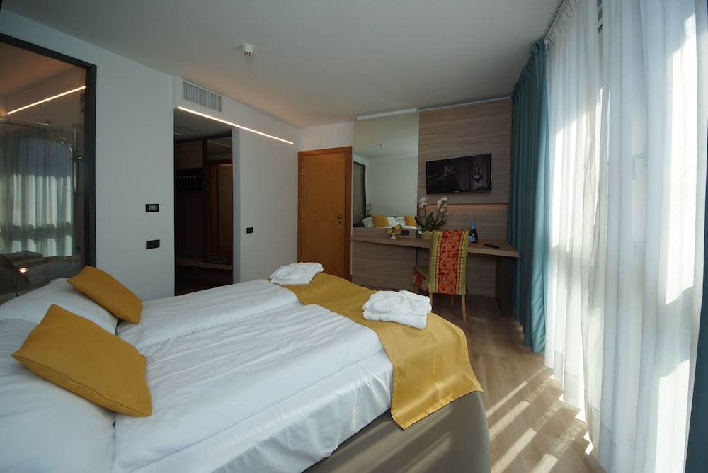 Hotel Ambassador Suite 20/73