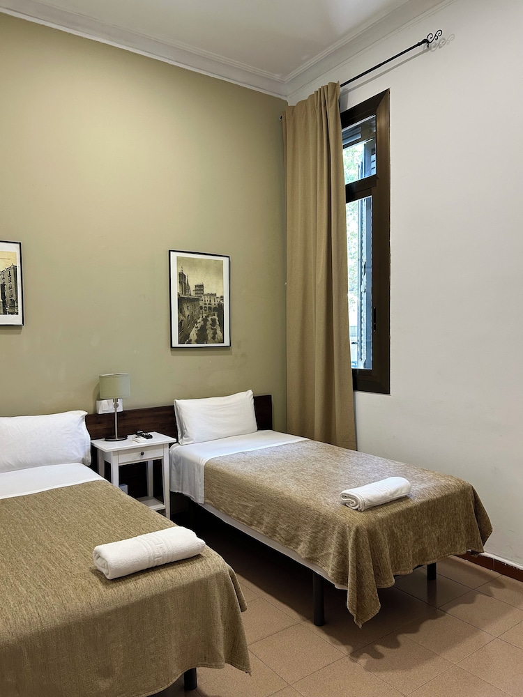Room, Double or Twin Bed, Shared Bathroom, Hostal Delfos 4/10