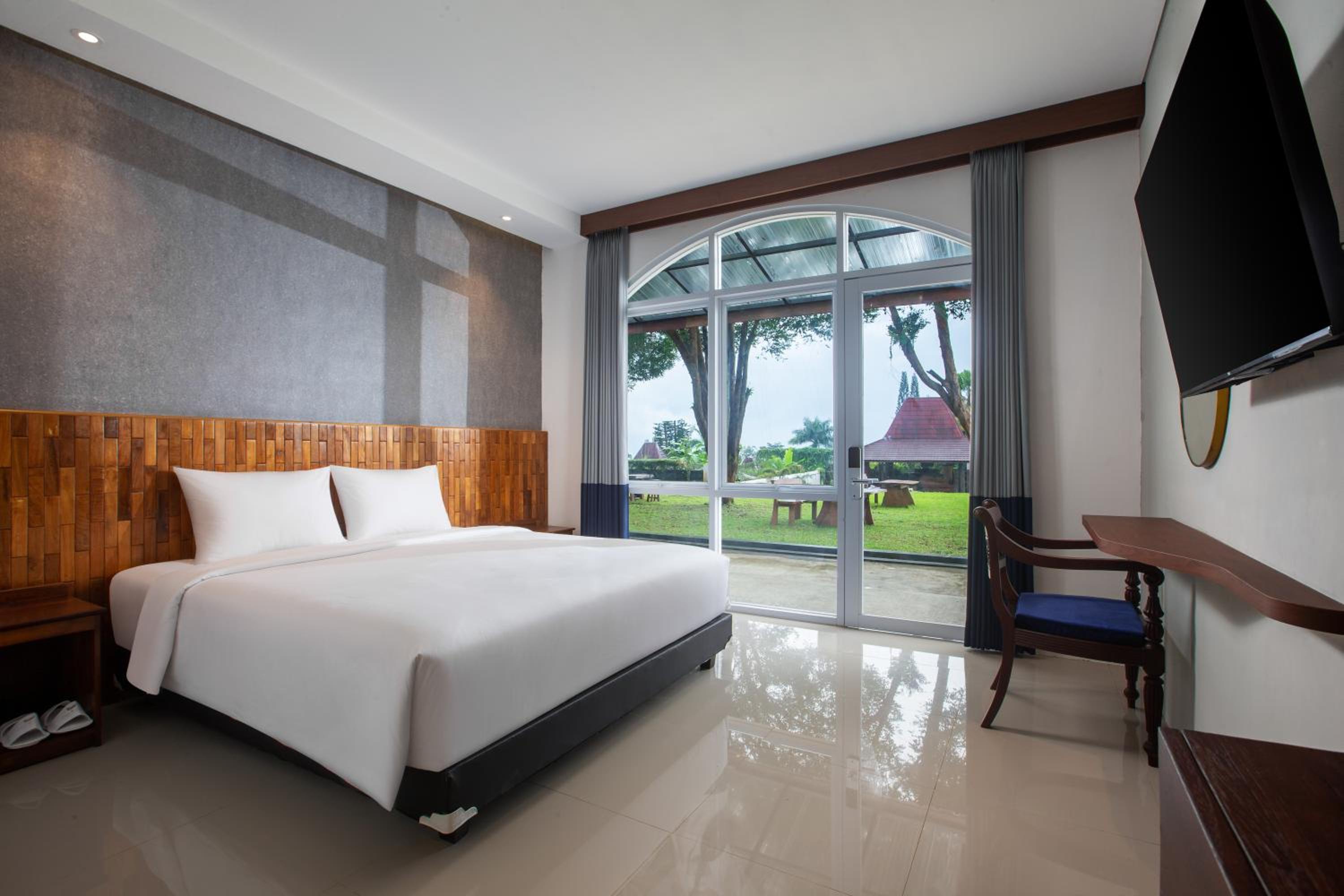 Superior, King Bed, Queen Bed