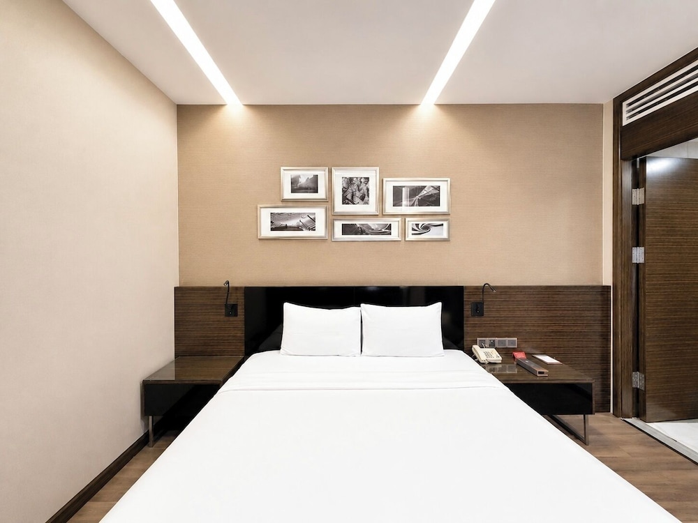 Superior, Queen Bed, No Window