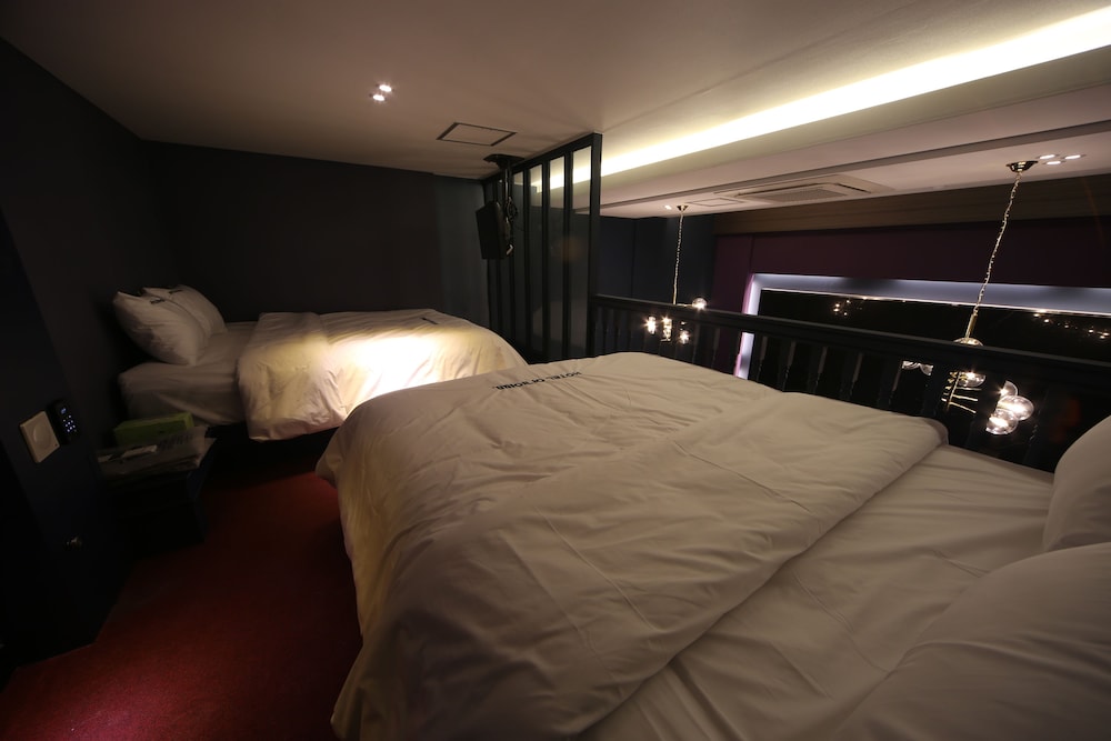 Piano Hotel 11/65