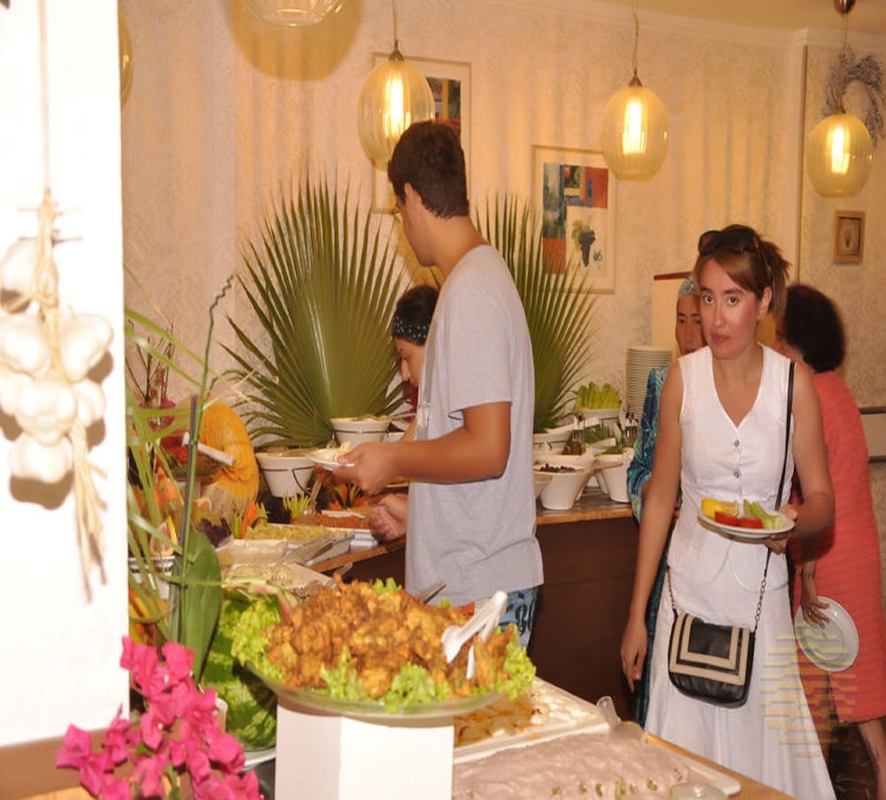 Azak Hotel 8/42