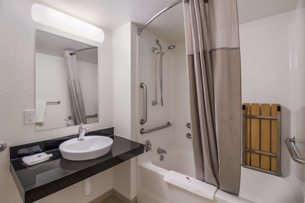 Park Inn by Radisson, Fargo West Acres 50/51