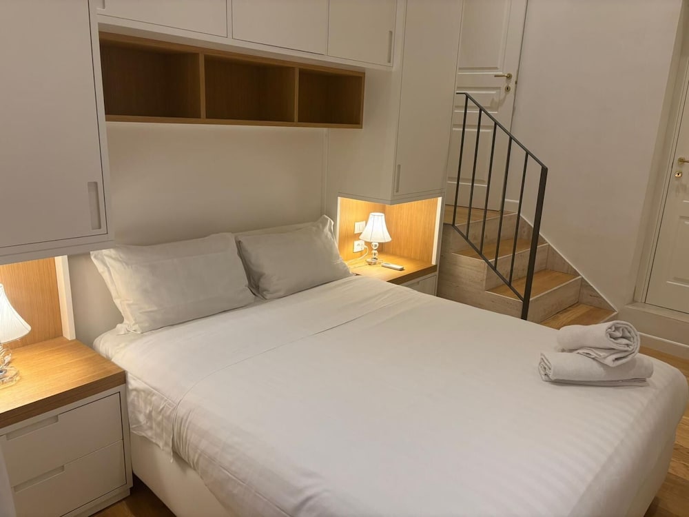 DUPLEX, DELUXE, QUEEN BED, SOFA