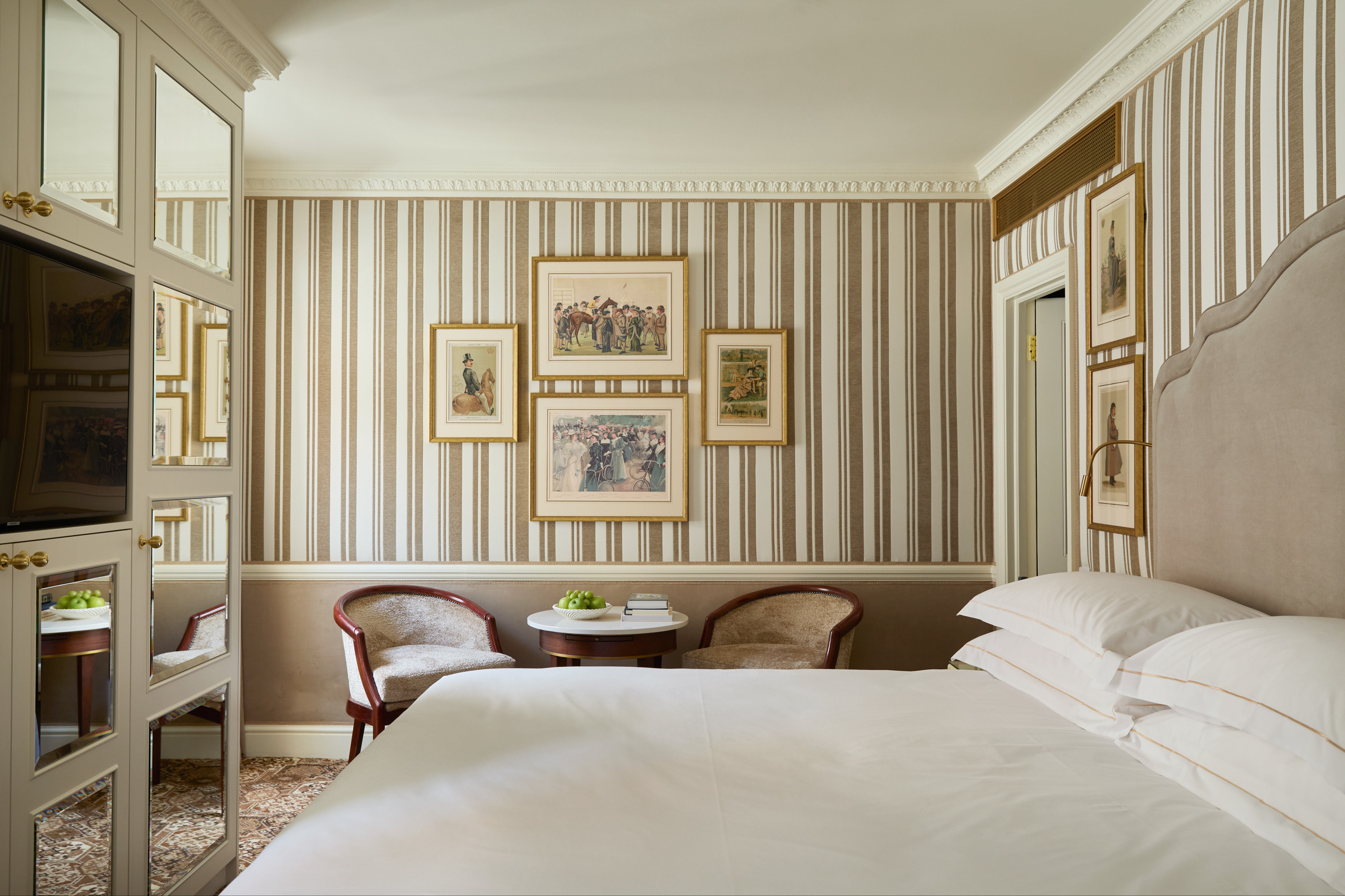 DELUXE, DOUBLE OR TWIN BED