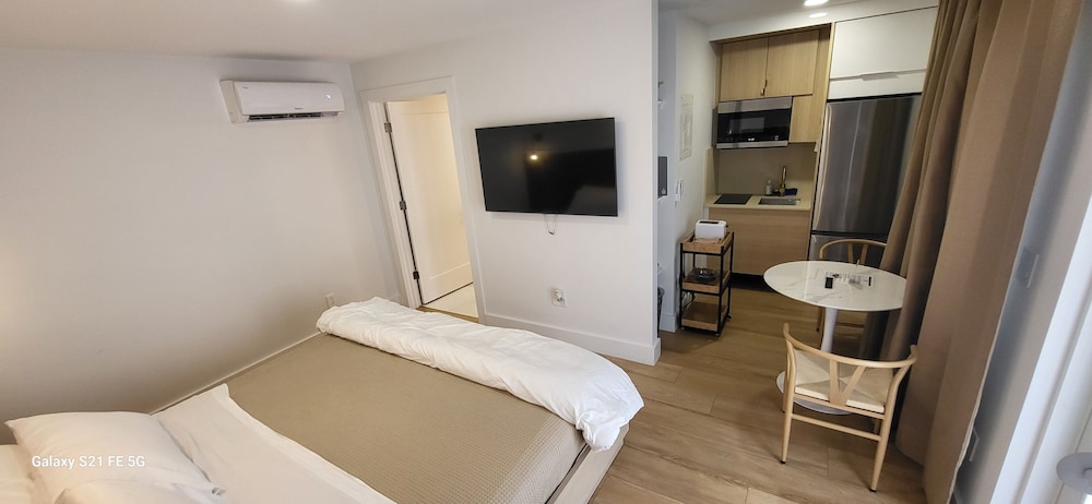 DELUXE, STUDIO, QUEEN BED, POOL VIEW