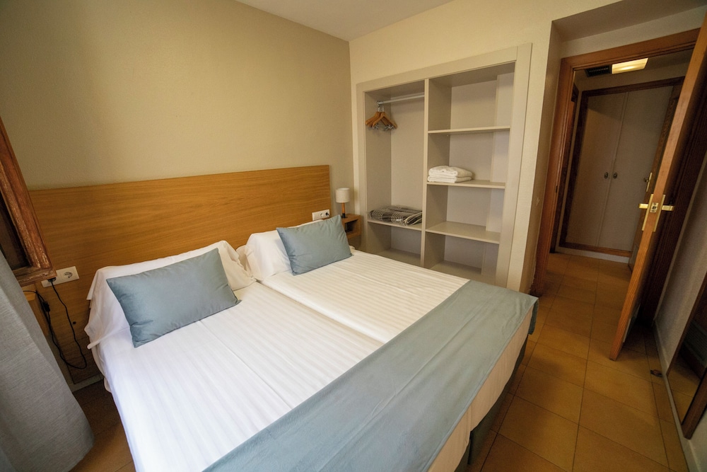 Salon, Double Bed