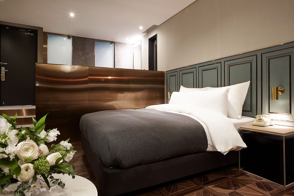 9 BRICK HOTEL 17/71