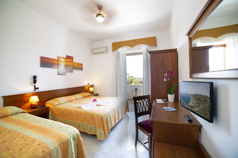 Room at Hotel La Mandorla, BARANO D'ISCHIA