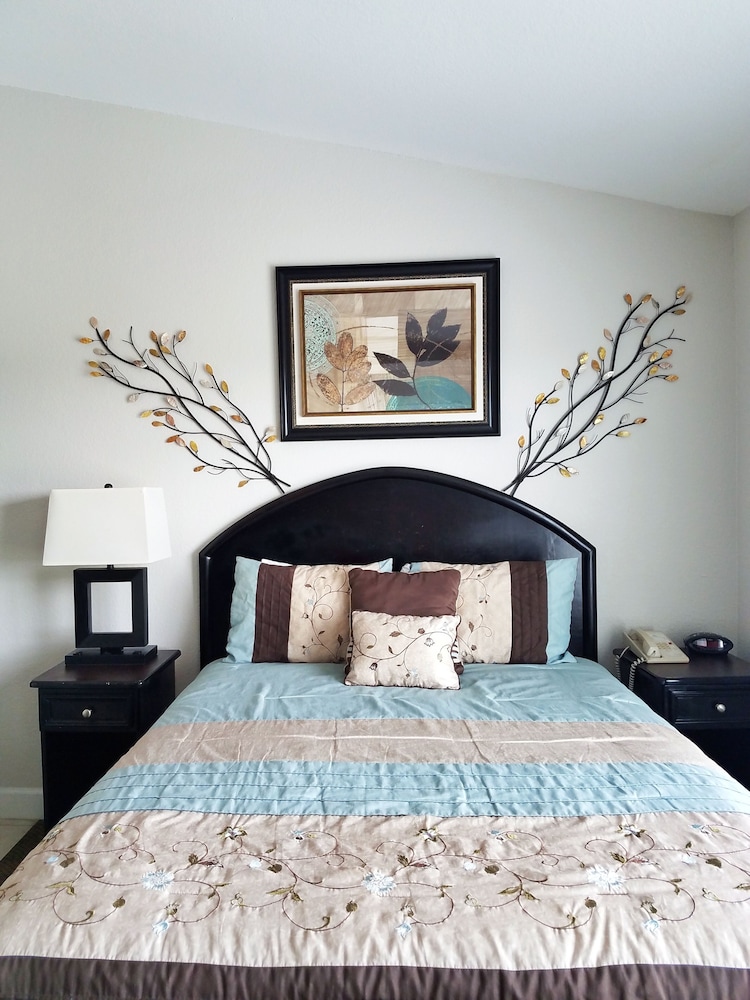 Parc Corniche Condominium Suites 10/62