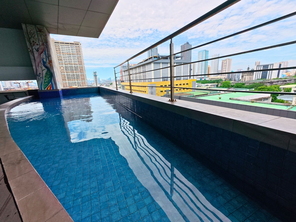 Pacific Skyloft Hotel 33/66