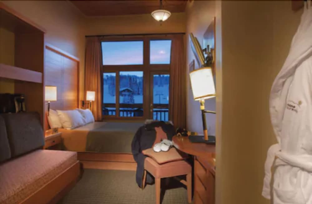 Sunshine Mountain Lodge - Superior Room 33/61