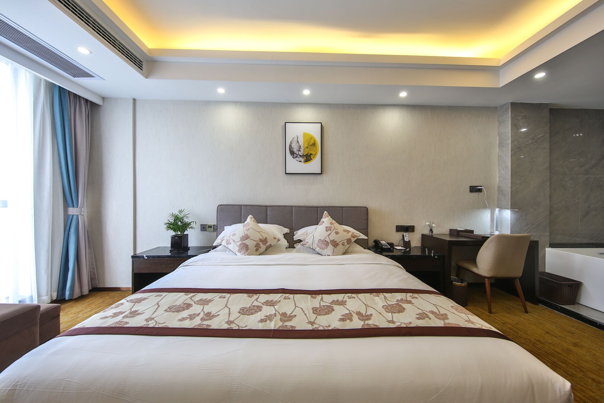 EXECUTIVE, SUITE, KING BED, SMOKING