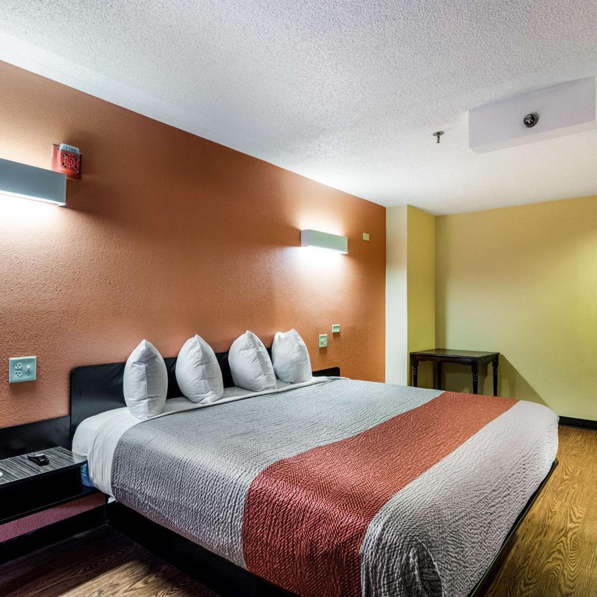 1 King Bed - Mobility Accessible Tub, Nsmk