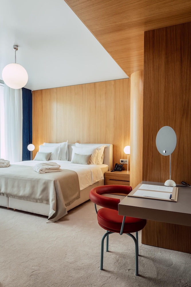 ROOM, DOUBLE BED