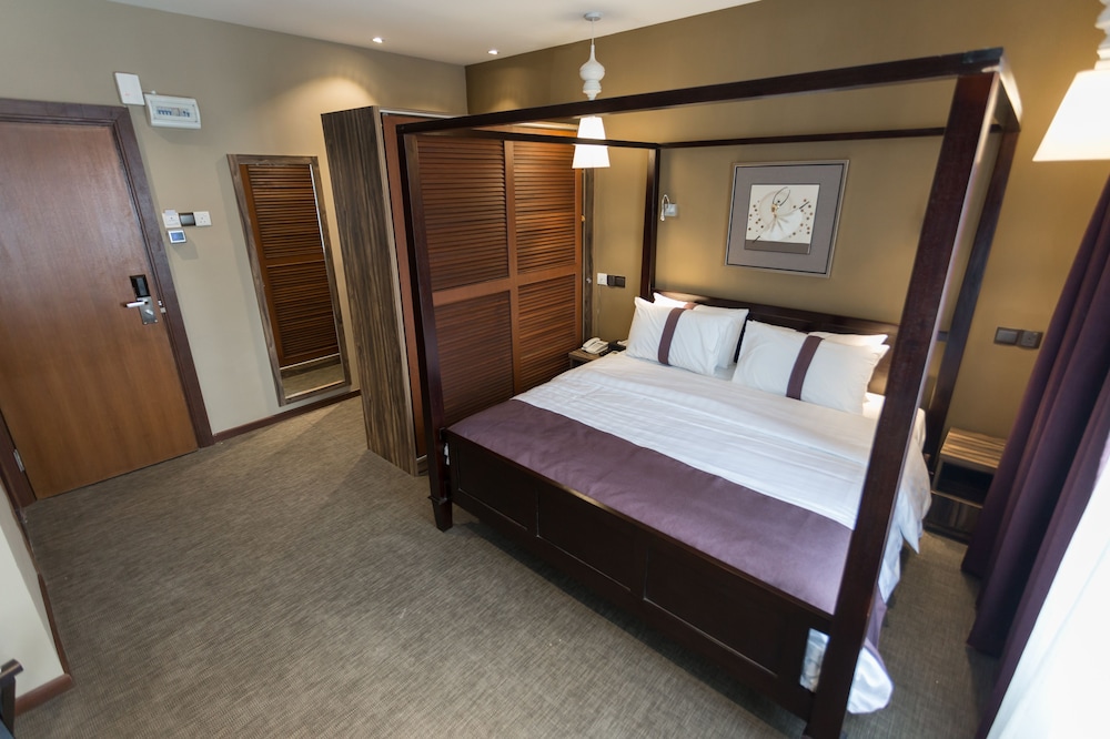 DELUXE, KING BED, CITY VIEW