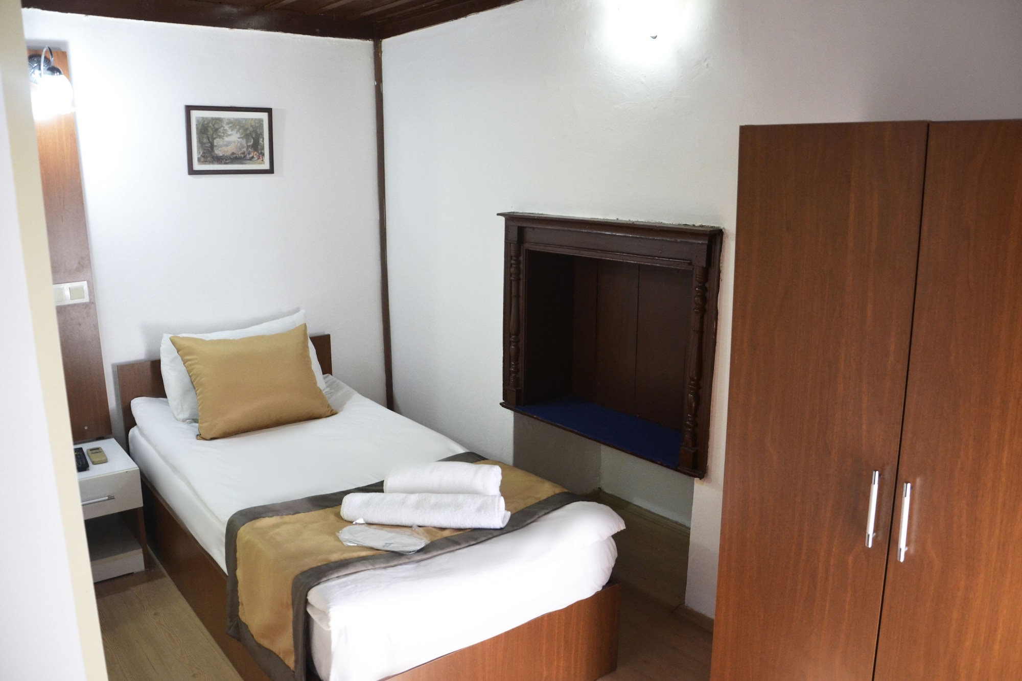 ROOM, SINGLE