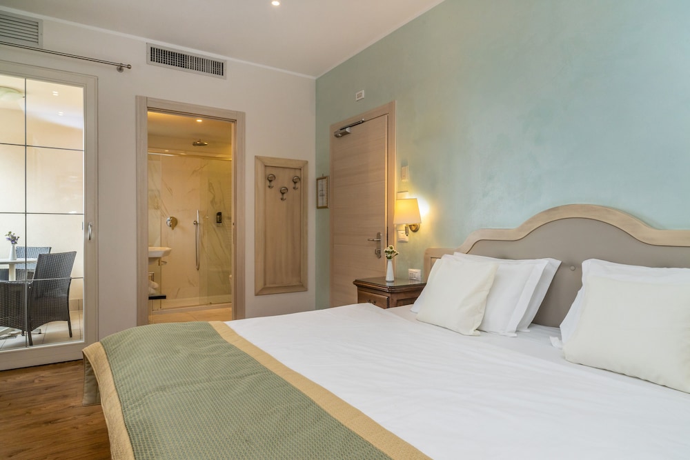 COMFORT, QUEEN BED