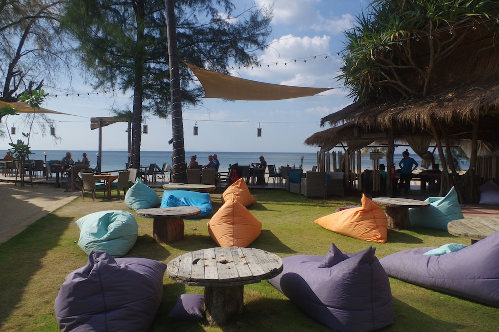 Thai House Beach Resort 46/50