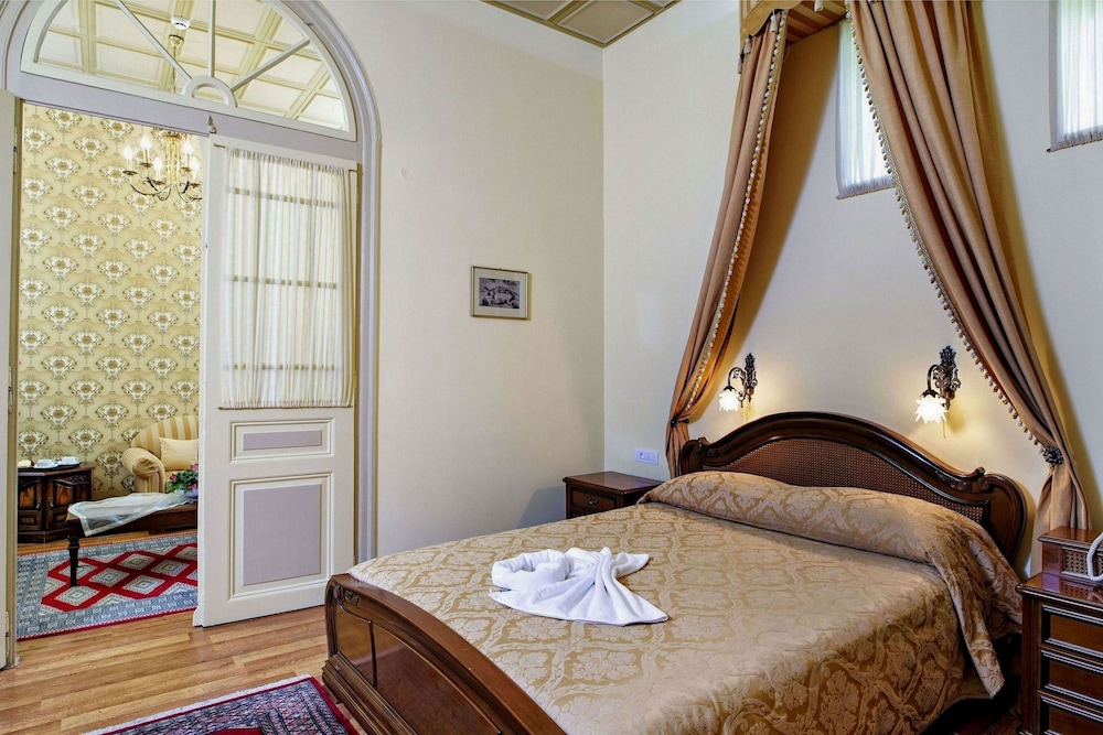 EXECUTIVE, SUITE, QUEEN BED, SOFA