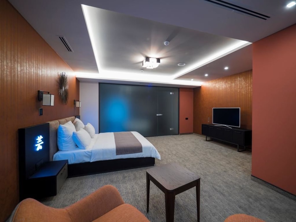Aghababyan S Hotel 69/77